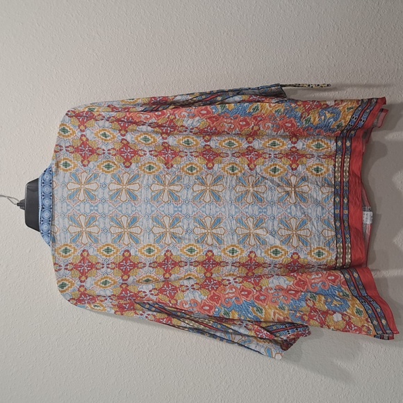 John Mark Abstract Print Collar Neck 3/4 Sleeve Hi-Low Hem Button Front Top - Picture 4 of 8